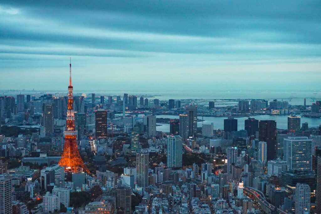 Menara Tokyo dan gedung-gedung kota Tokyo saat senja