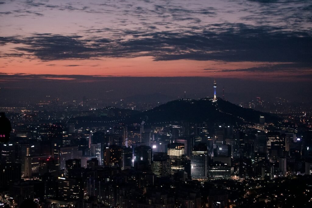 Pemandangan kota Seoul pada malam hari