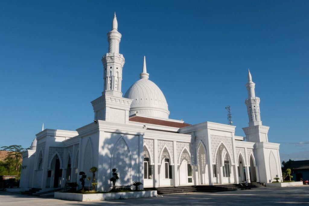 Masjid putih berkubah dengan dua menara di bawah langit biru